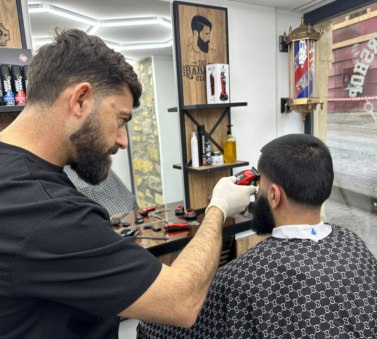 Boudry Barbershop — le barbier au travail